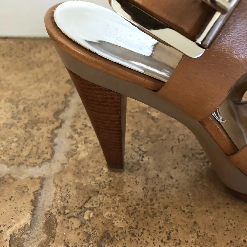 MICHAEL KORS - Y2K CARLA LEATHER BUCKLE PLATFORM HEELS SANDALS + WOMENS/TAN 7